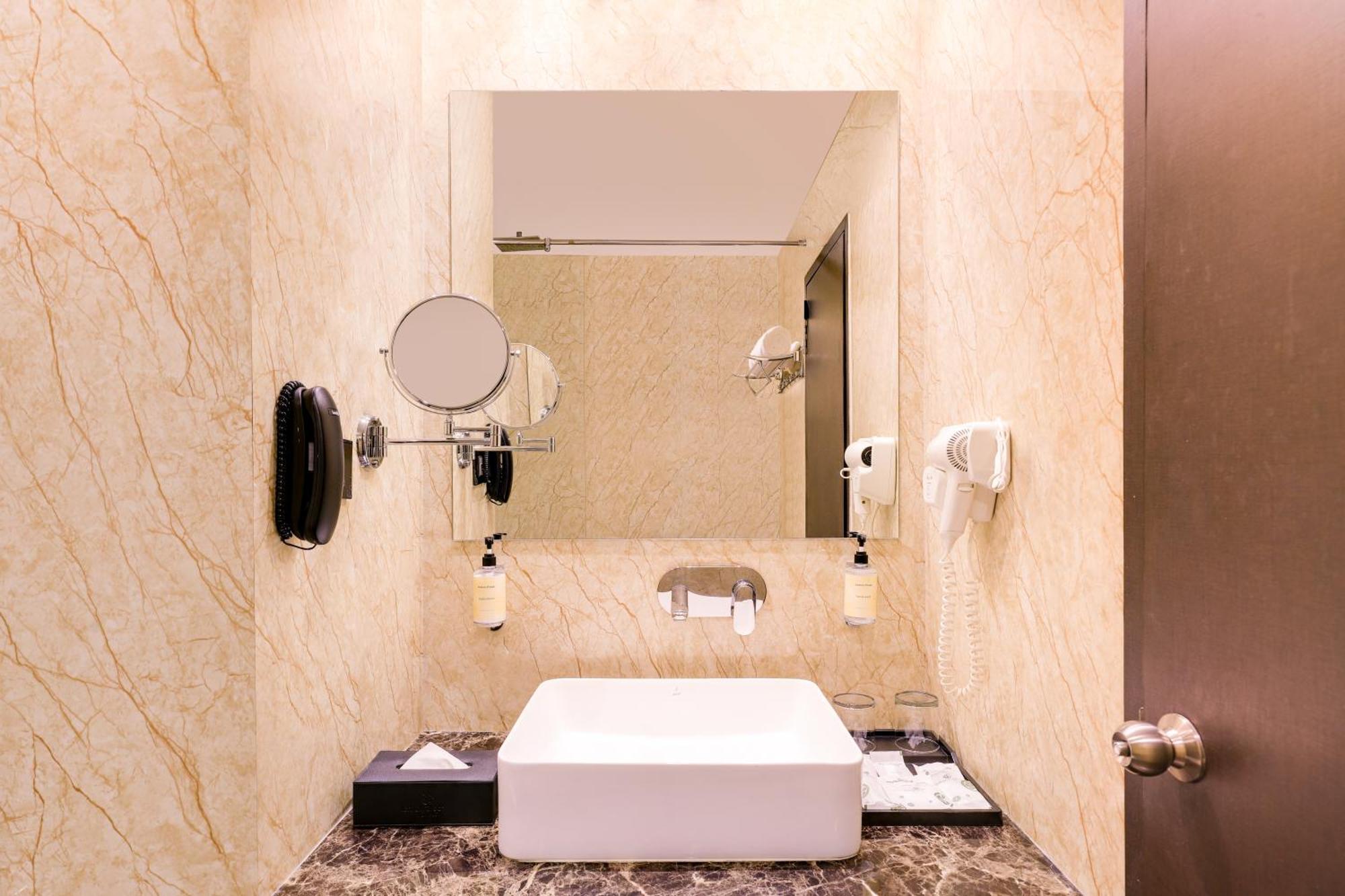 Lemon Tree Hotel โบปาล ภายนอก รูปภาพ